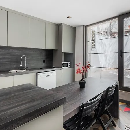 Spacious Modern Flat With Balcony 5 Min To Taksim 아파트